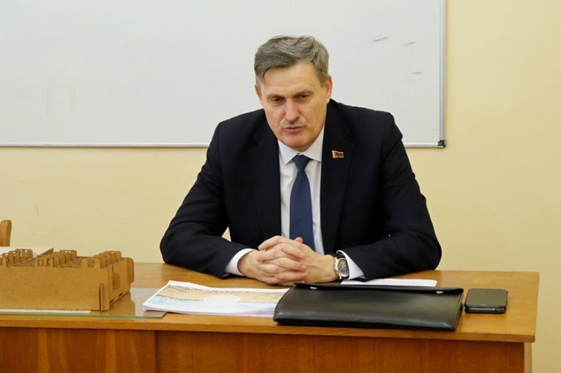 Сергей Лойко в коллективе Каролинской средней школы Модель государственного управления которую мы имеем сегодня эффективна для нашего народа